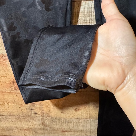 SPANX Faux Leather Camo Legging Black size Large - Picture 7 of 13